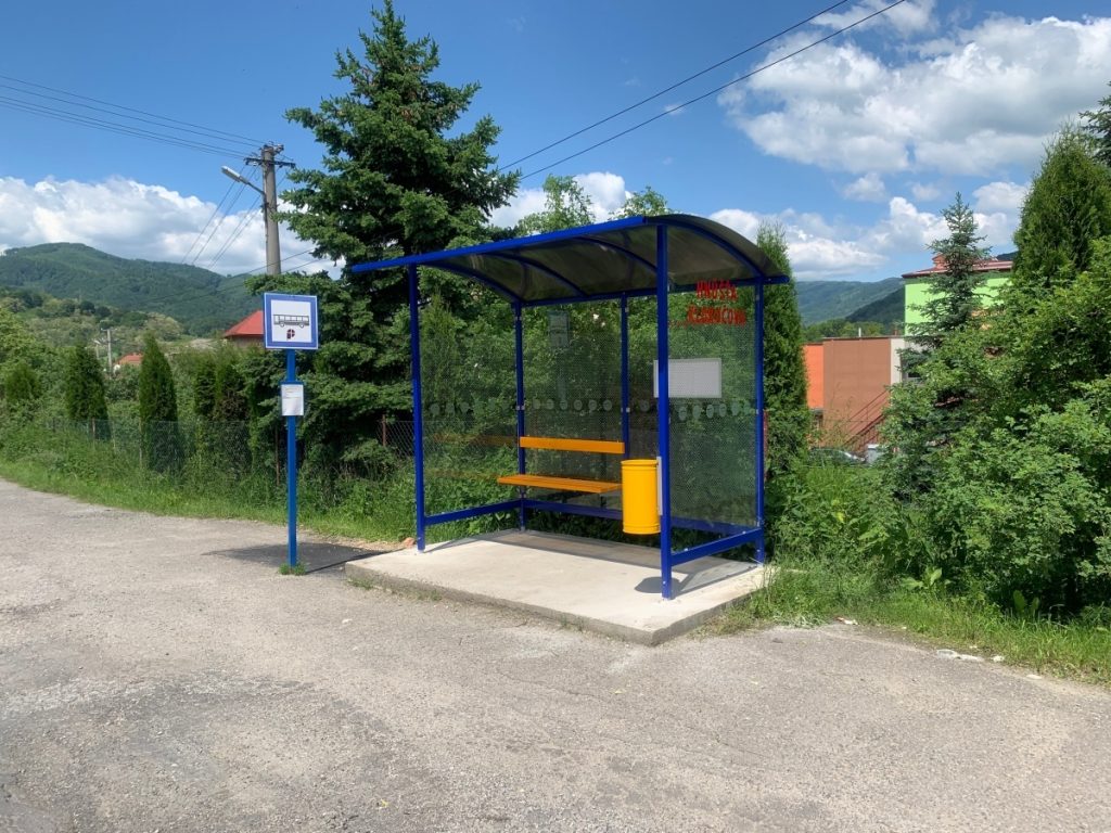 vyroba-predaj-autobusove-zastavky-ABRIS-obsahuju-lavicku-s-operadlom-odpadkovy-kos-a-vitrinu-pre-cestovny-poriadok